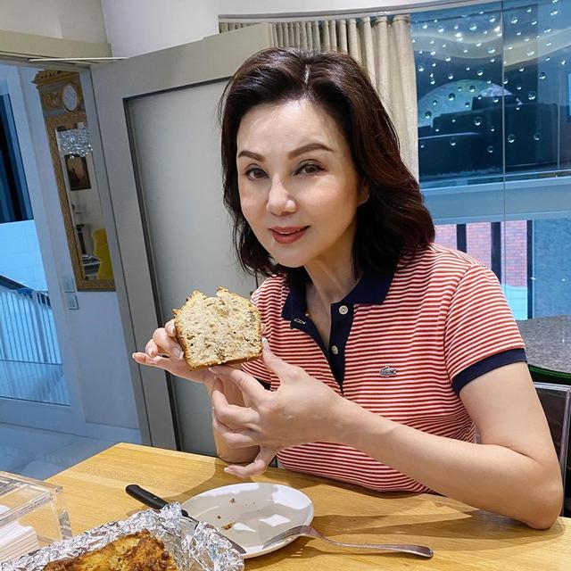 富豪林建岳前妻谢玲玲63岁化浓妆活的精致没把自己当老人