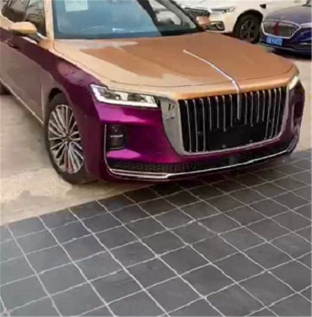 格外显眼的红旗h9全车龙胆紫双拼色还是台顶配的