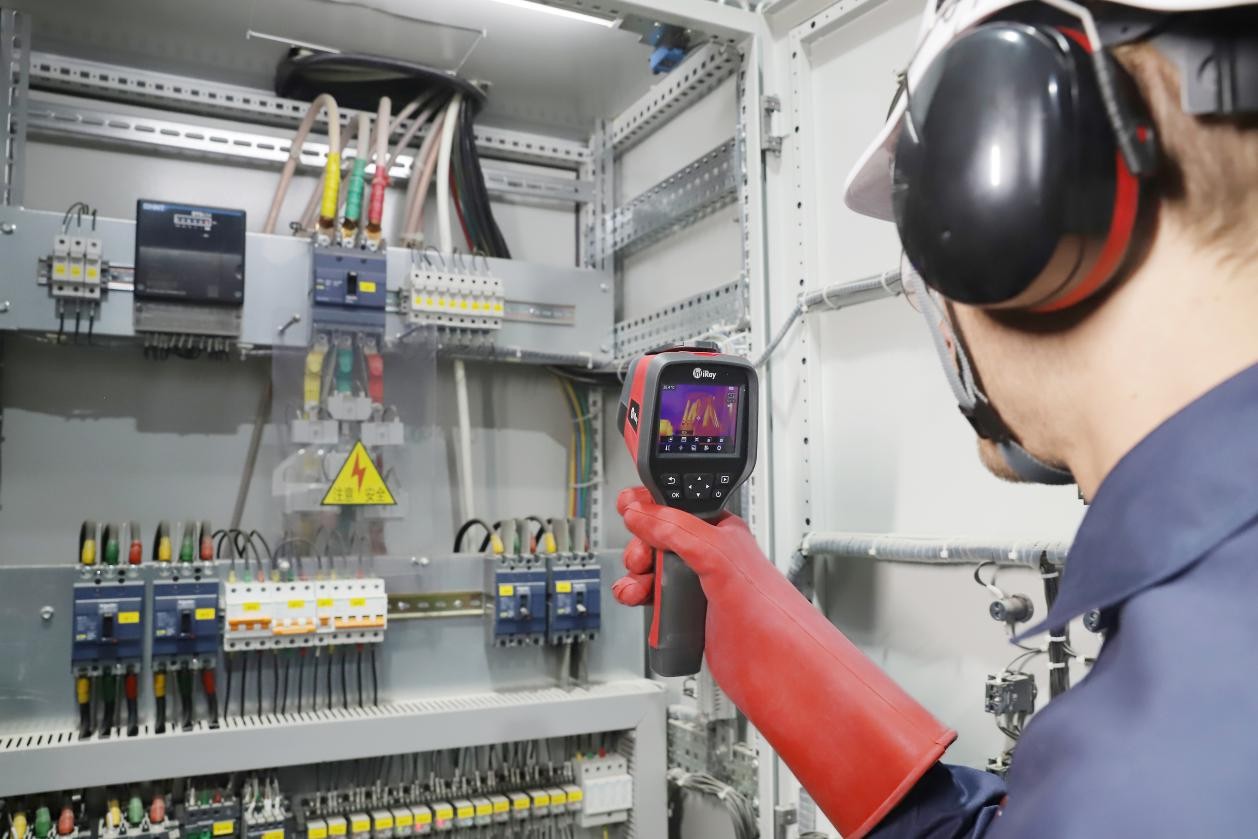 在这里和大家分享一个设备探测的神器!艾睿光电的红外热像仪.