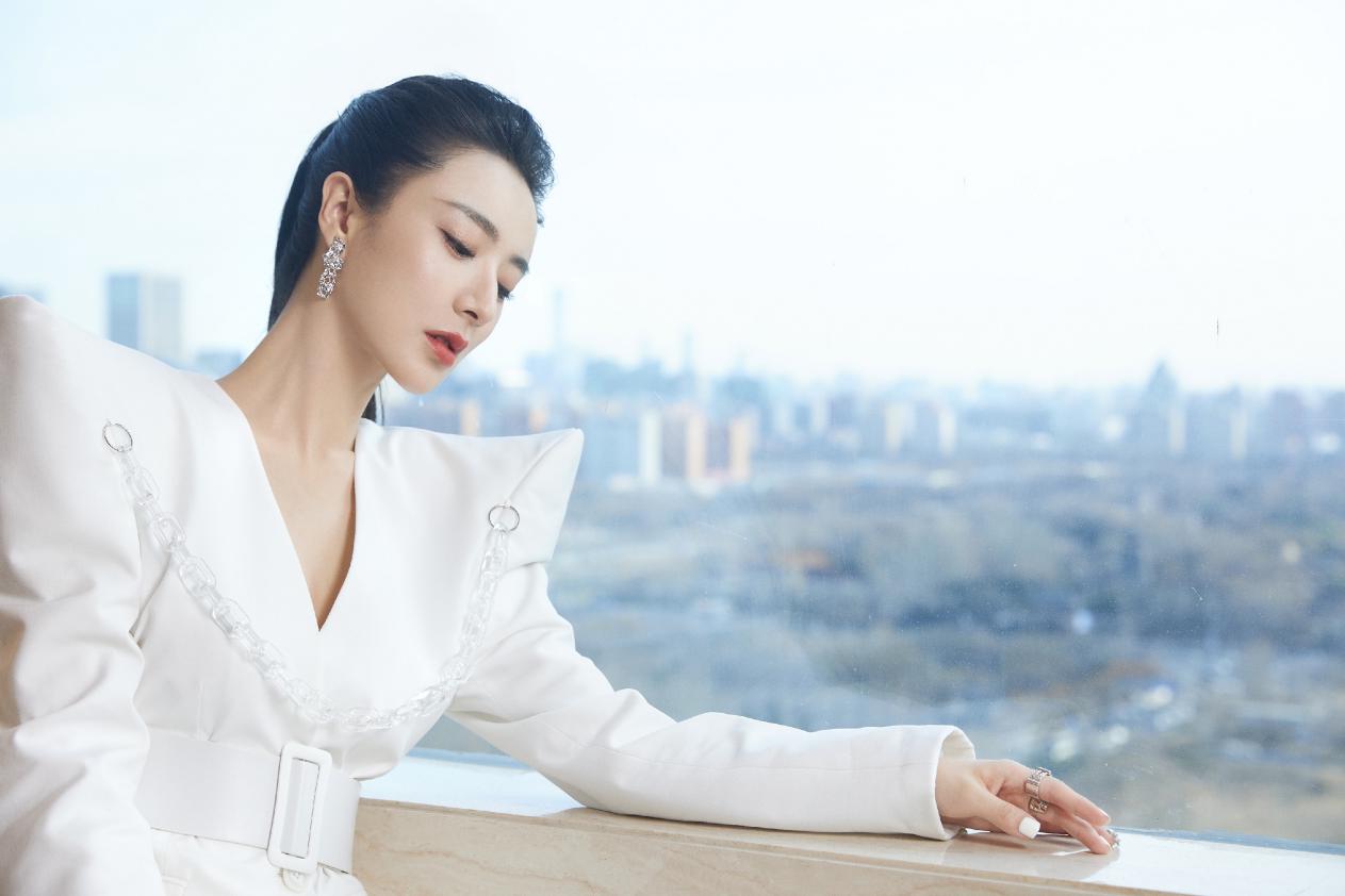 薇娅作为直播一姐用一袭垫肩裙告诉我们在时尚界她也是女王