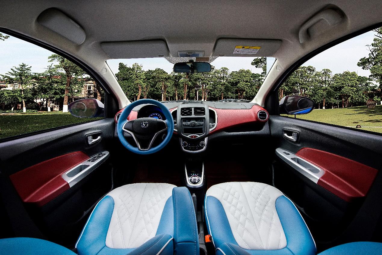 奔奔e-star国民版采用真五座大空间设计,解决了代步车老人,孩子舒适