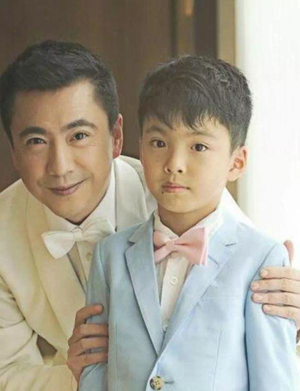 王中磊儿子威廉近照,和小时候差别大,14岁胡子拉碴太显成熟