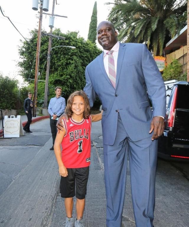 奥尼尔跟普通人相比究竟有多夸张鞋码历史第二喝水犹如口服液