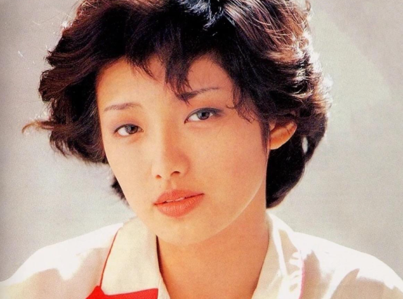 山口百惠近照曝光与儿媳妇同框出街升级做奶奶后更显慈祥