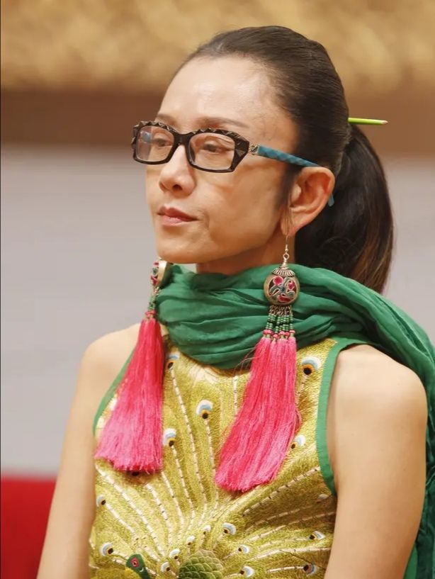杨丽萍终于正视衰老,敢纯素颜出镜,虽然有点憔悴却很干净啊|杨丽萍