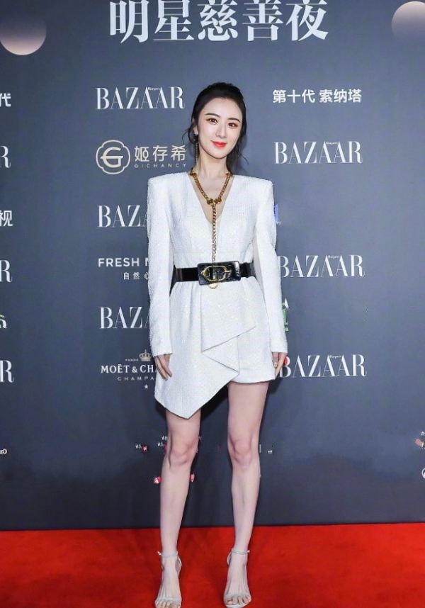 薇娅作为直播一姐用一袭垫肩裙告诉我们在时尚界她也是女王