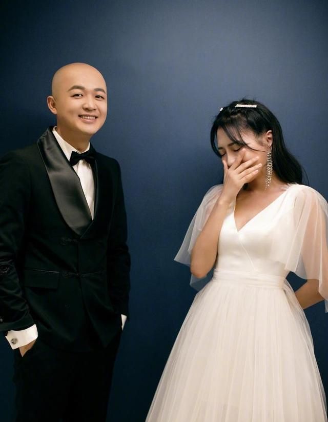 但没想到包贝尔在和女儿饺子合影的时候把笑容收起来了,但是和老婆包