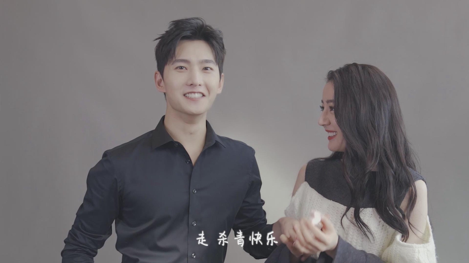 你是我的荣耀曝杀青照杨洋迪丽热巴同框互送礼物好甜