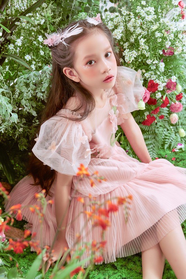 越南8岁女童模走红,长相酷似赵薇女儿小四月,妈妈是她的伯乐