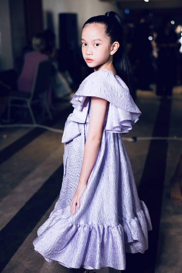 越南8岁女童模走红,长相酷似赵薇女儿小四月,妈妈是她的伯乐