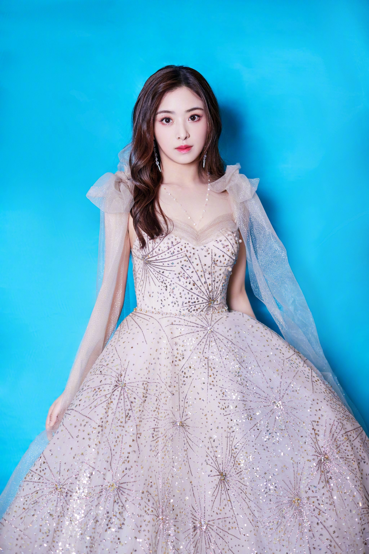 张含韵真的甜到骨子里了穿一袭薄纱连衣裙优雅温柔高贵精致