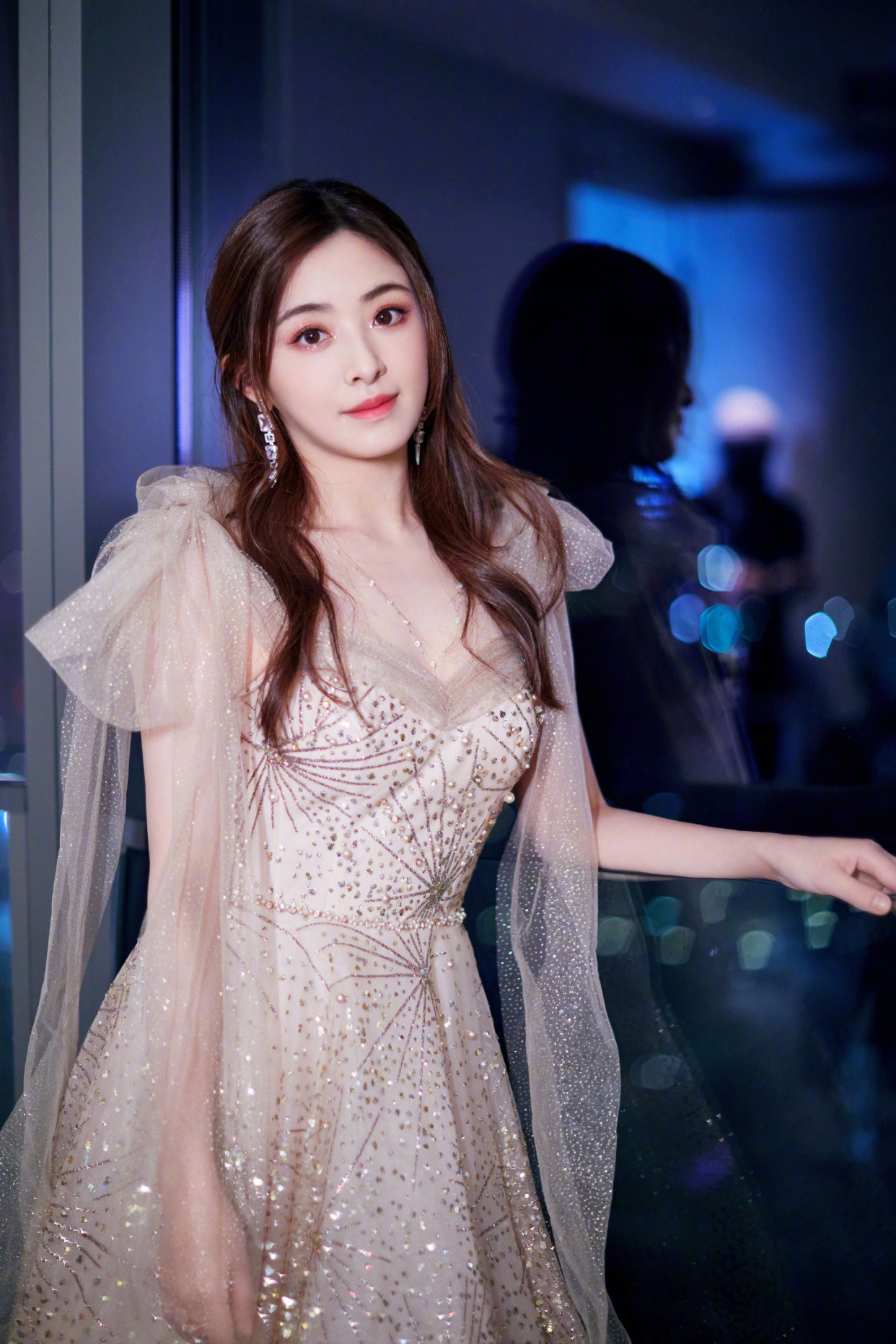 张含韵真的甜到骨子里了穿一袭薄纱连衣裙优雅温柔高贵精致