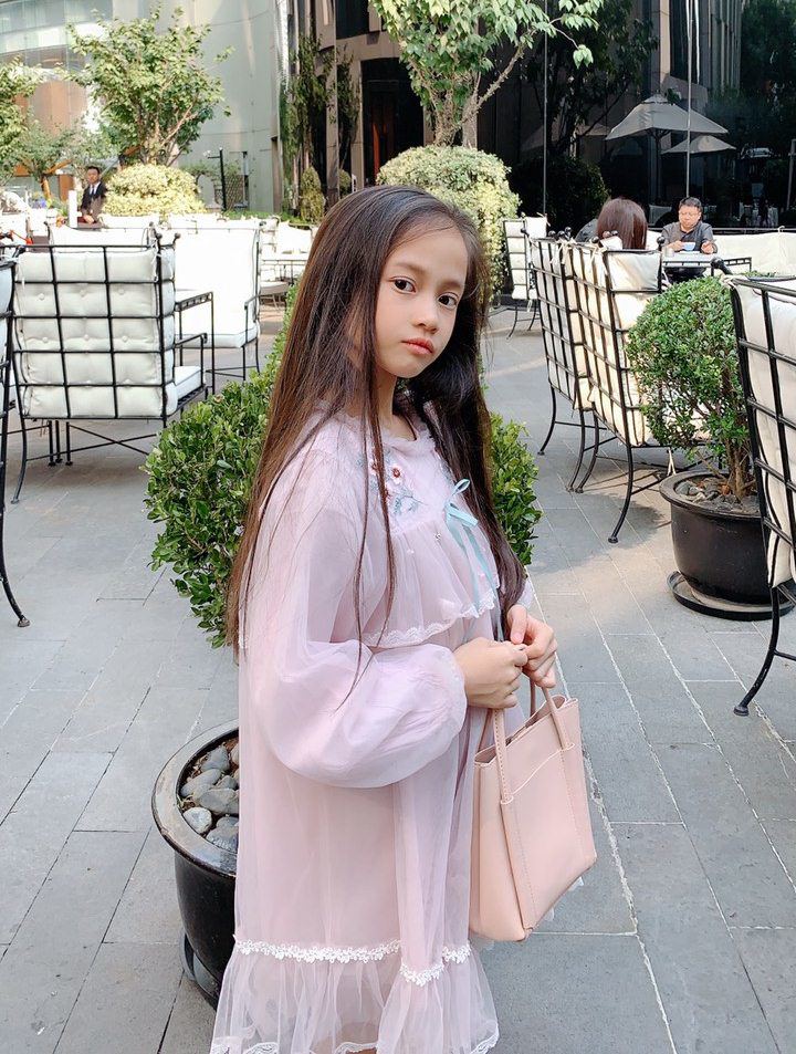 越南8岁女童模走红,长相酷似赵薇女儿小四月,妈妈是她的伯乐