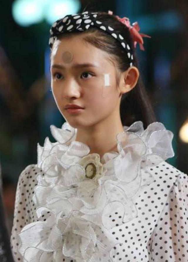 2014年参加电影《美人鱼》的海选,最终成为星女郎正式进入娱乐圈.