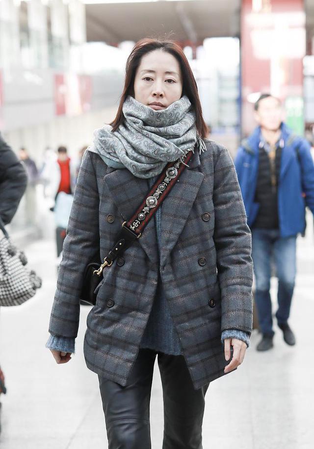 刘敏涛素颜亮相机场衣着朴素没特点看着和普通人没什么差距