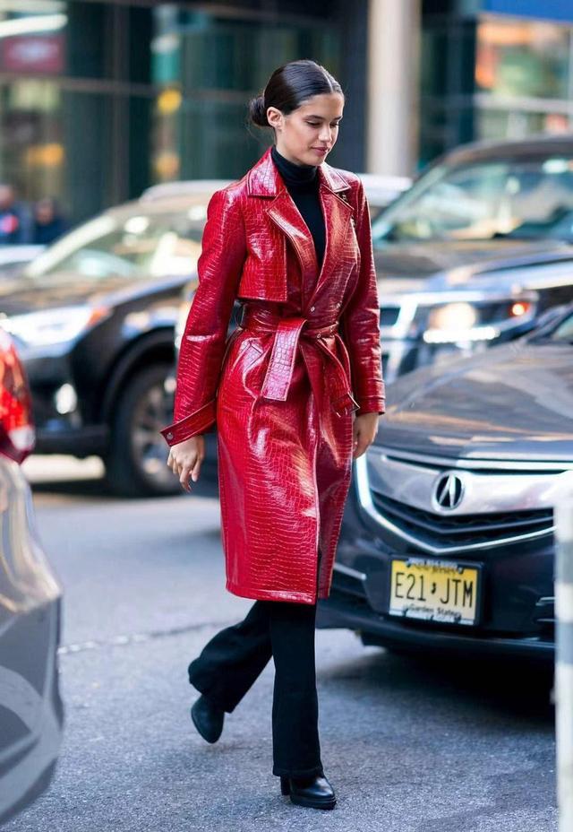 红色大衣怎么穿出高级感?来看看下面的几种穿搭,时髦又保暖