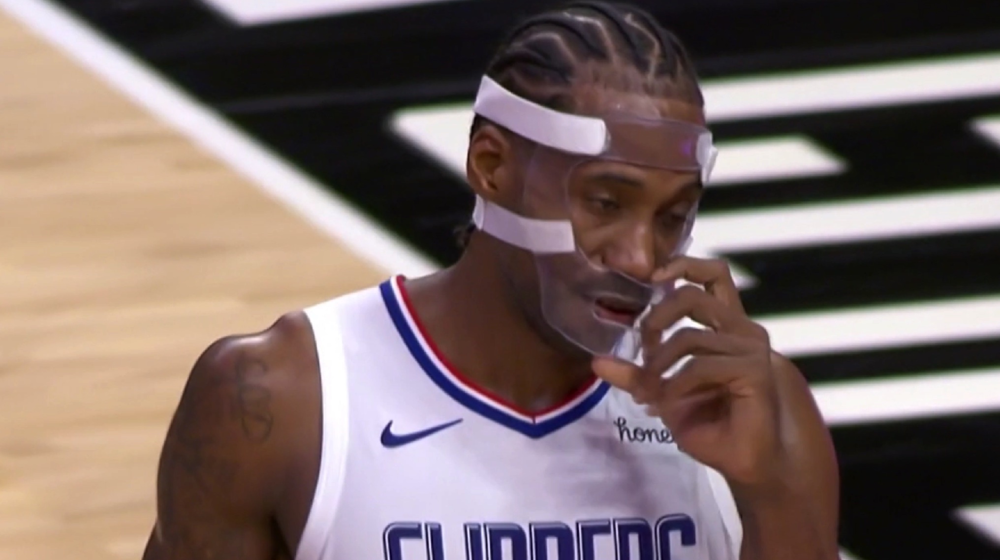 伦纳德三分出手未果后表情十分失落,比赛结束后伦纳德摘下面具扭头就