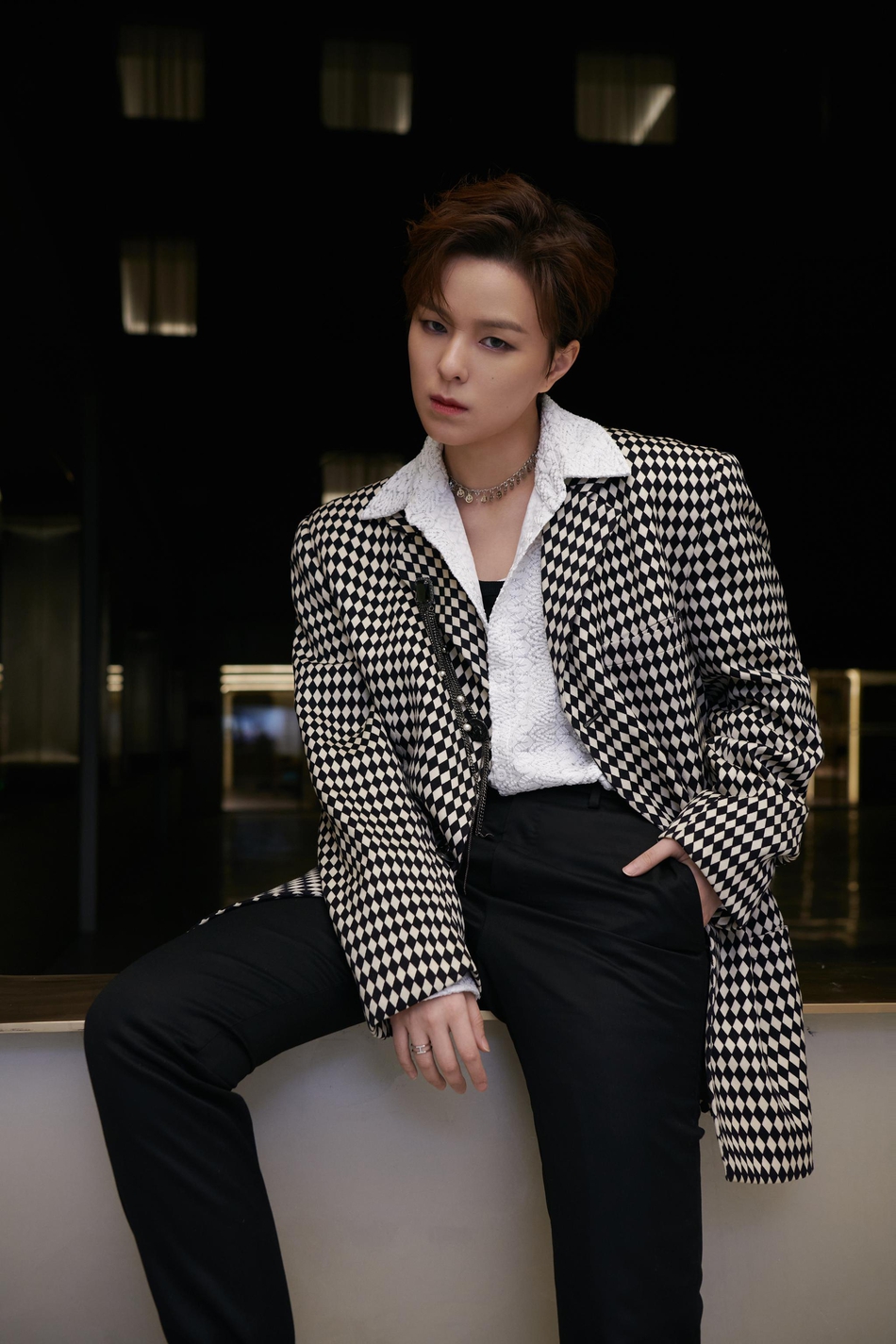 sunnee身穿复古菱格西装气派十足,透露新专辑正在筹备中