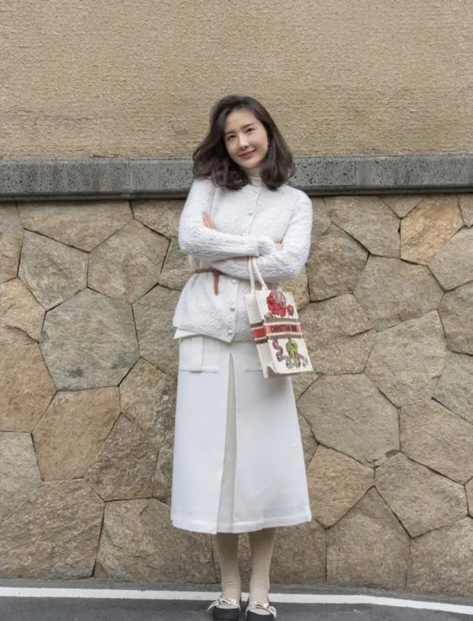 董花花当模特为自创品牌宣传满脸温柔超贵气摘下戒指