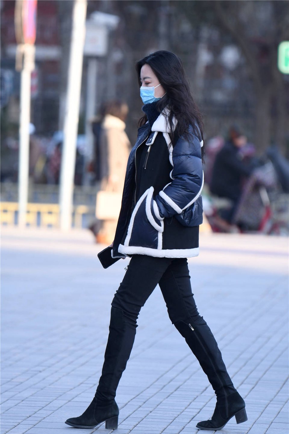 长靴和牛仔裤经典组合,让你的冬天过得更加轻松|长靴|牛仔裤|美女