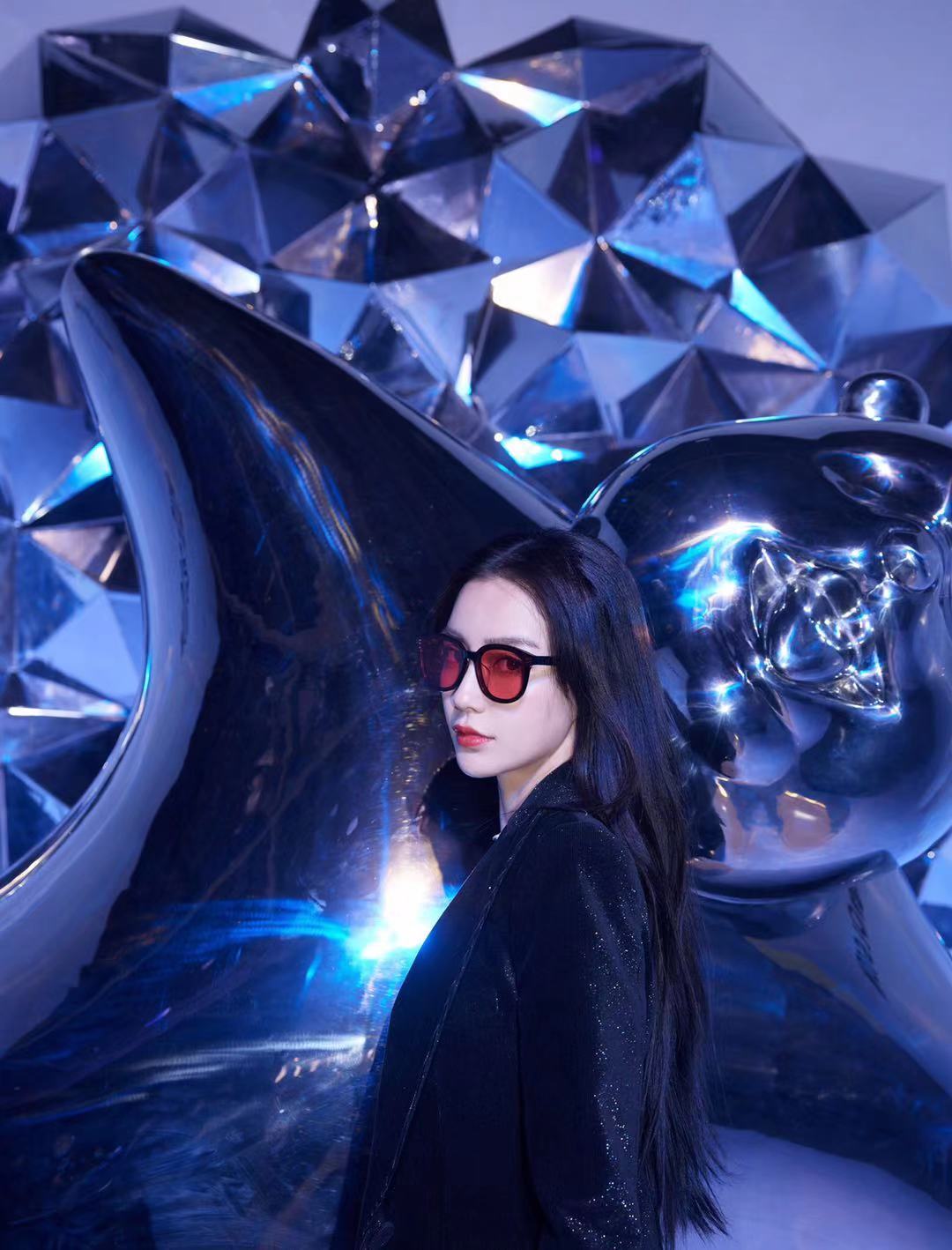 杨颖一身黑色系套装搭配眼镜,像是变了一个人,没认出来她