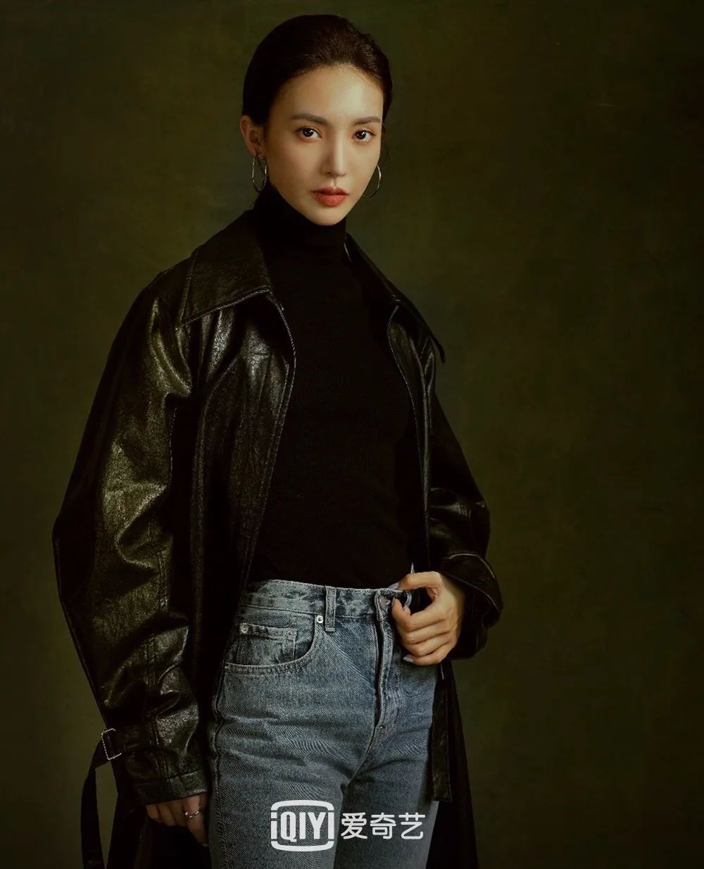 金晨在定妆照里示范过皮风衣的另一种穿搭——配黑色内搭和牛仔裤
