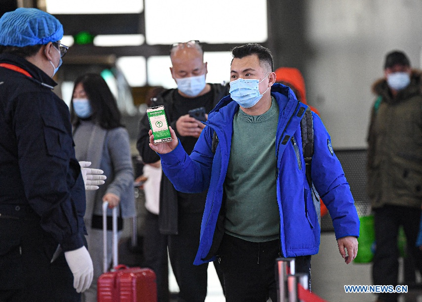 An inbound passenger presents verified travel record upon arrival at the Meilan International Airport in Haikou, capital of south China's Hainan Province, Jan. 11, 2021. More people flock to Hainan to evade cold weather as air temperature dropped dramatically in most parts of China over the past few days. Intensified pandemic prevention and control measures including body temperature check and passenger information confirmation have been adopted at airports and seaports in Haikou. (Xinhua/Pu Xiaoxu)