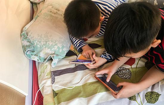 小男孩迷恋王者荣耀知道妈妈为妲己配音者后这游戏没法玩了