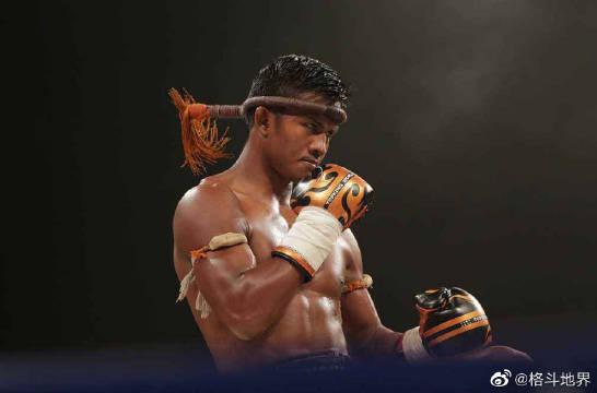 凶狠一腿踢倒对手,对手倒地痛苦认输!