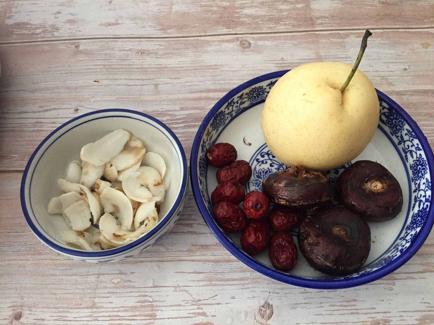 雪梨百合马蹄水,甘甜如蜜,适合秋冬补养吃