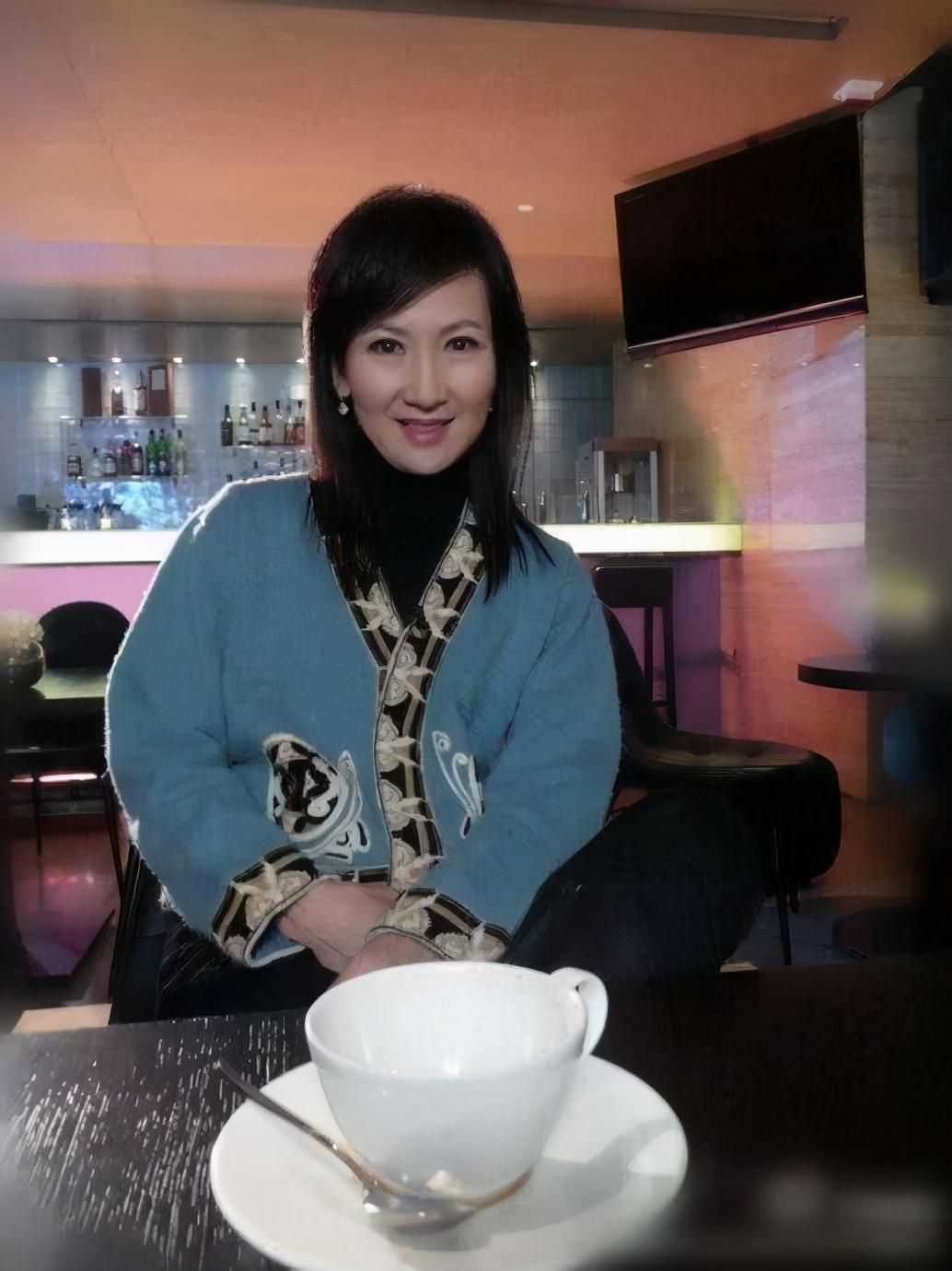 62岁的陈美琪选择自然老去气质越发优雅阔气