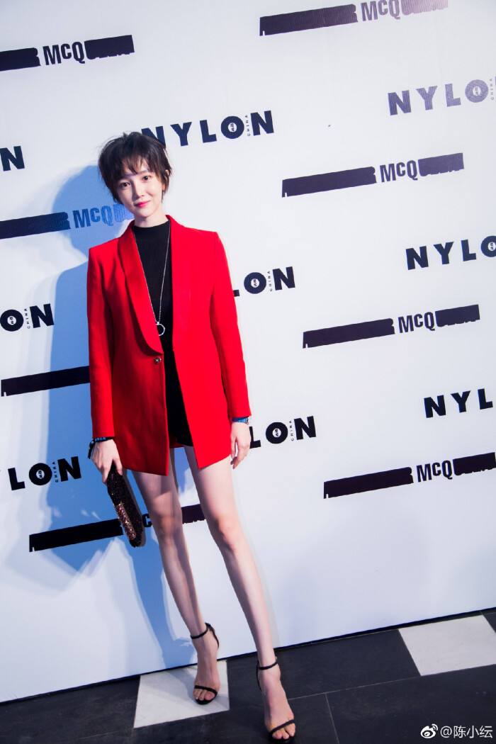 陈小纭穿运动短裤走机场竟然很时髦腿不算很细但很直