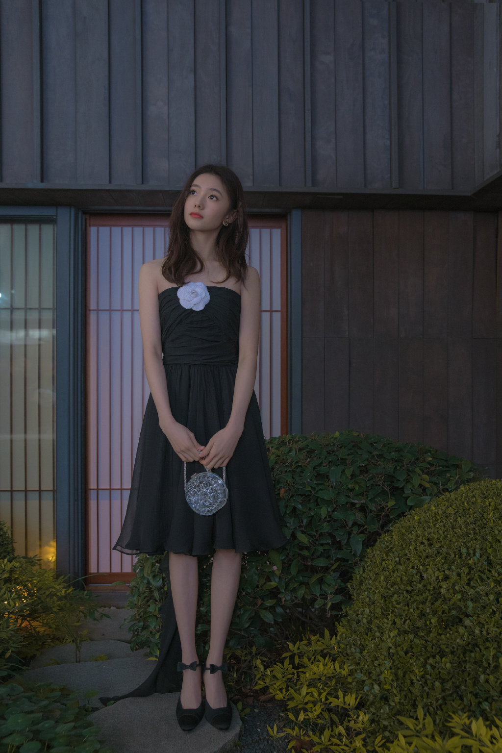 新谋女郎刘浩存好低调,黑色长款羽绒服走机场随性简约,舒适保暖