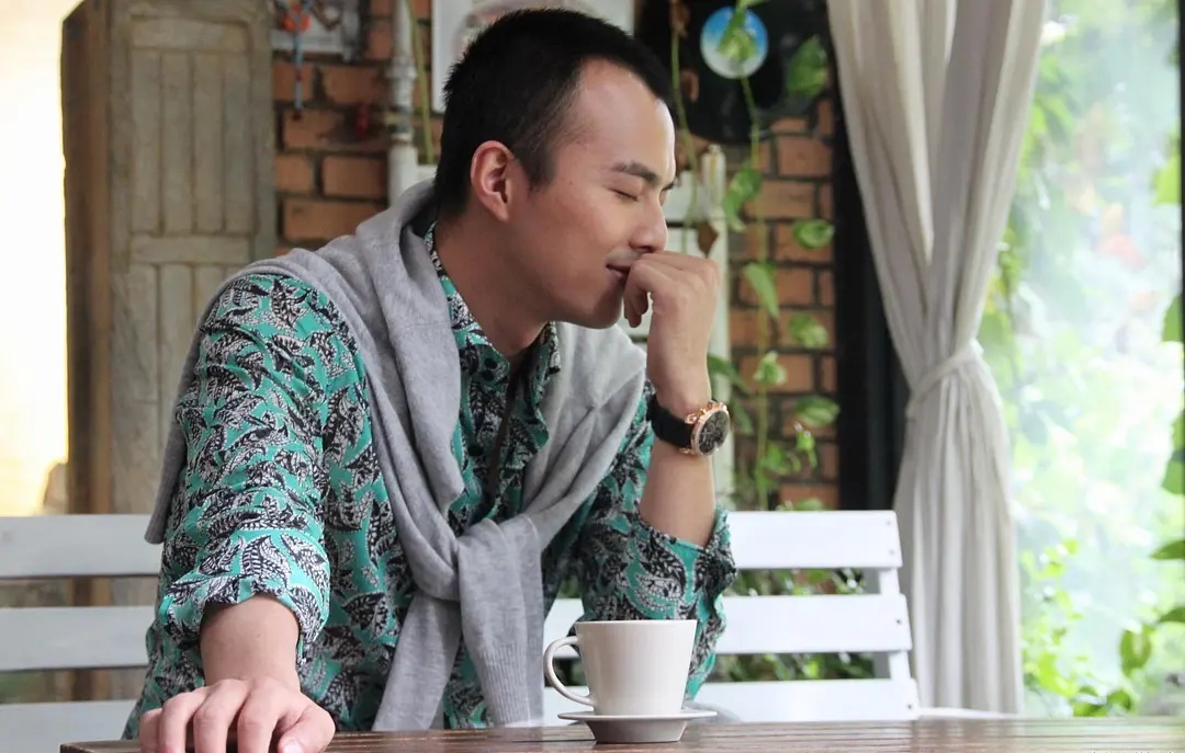 记得没错的话,叶祖新刚出道时,在某部戏里曾有过这样的造型.