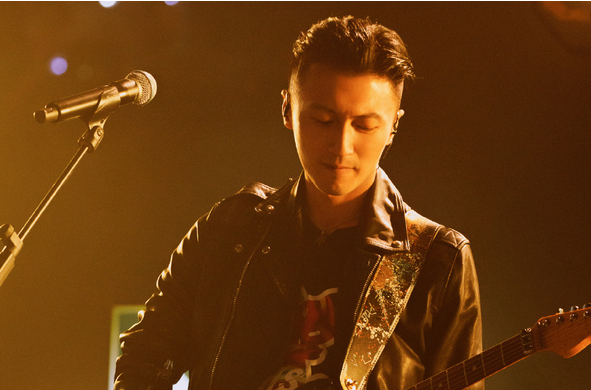 王菲与李威龙结婚谢霆锋自曝回港行程隔空发文回应祝福