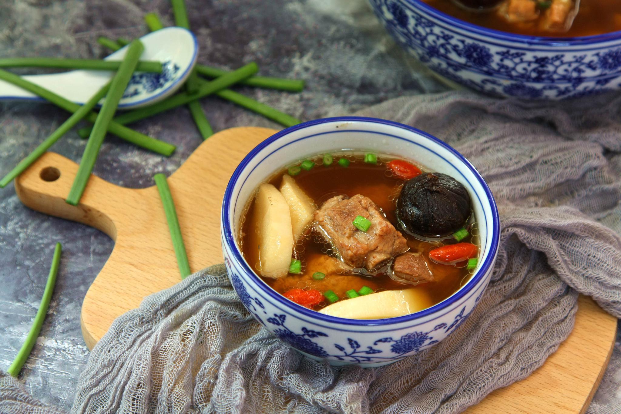 春笋黑蒜排骨汤,营养价值高,味道也不错