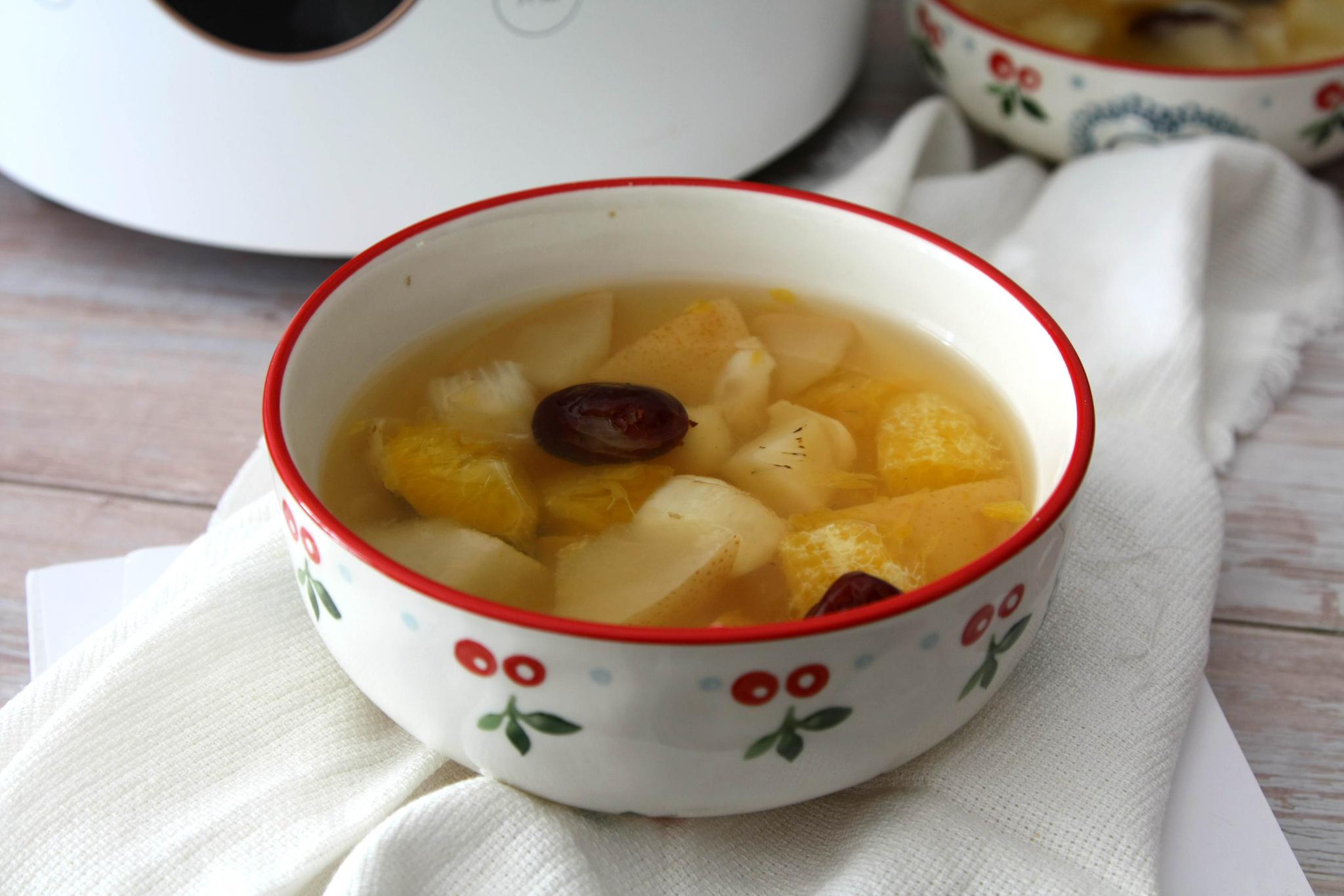 雪梨百合马蹄水,甘甜如蜜,适合秋冬补养吃