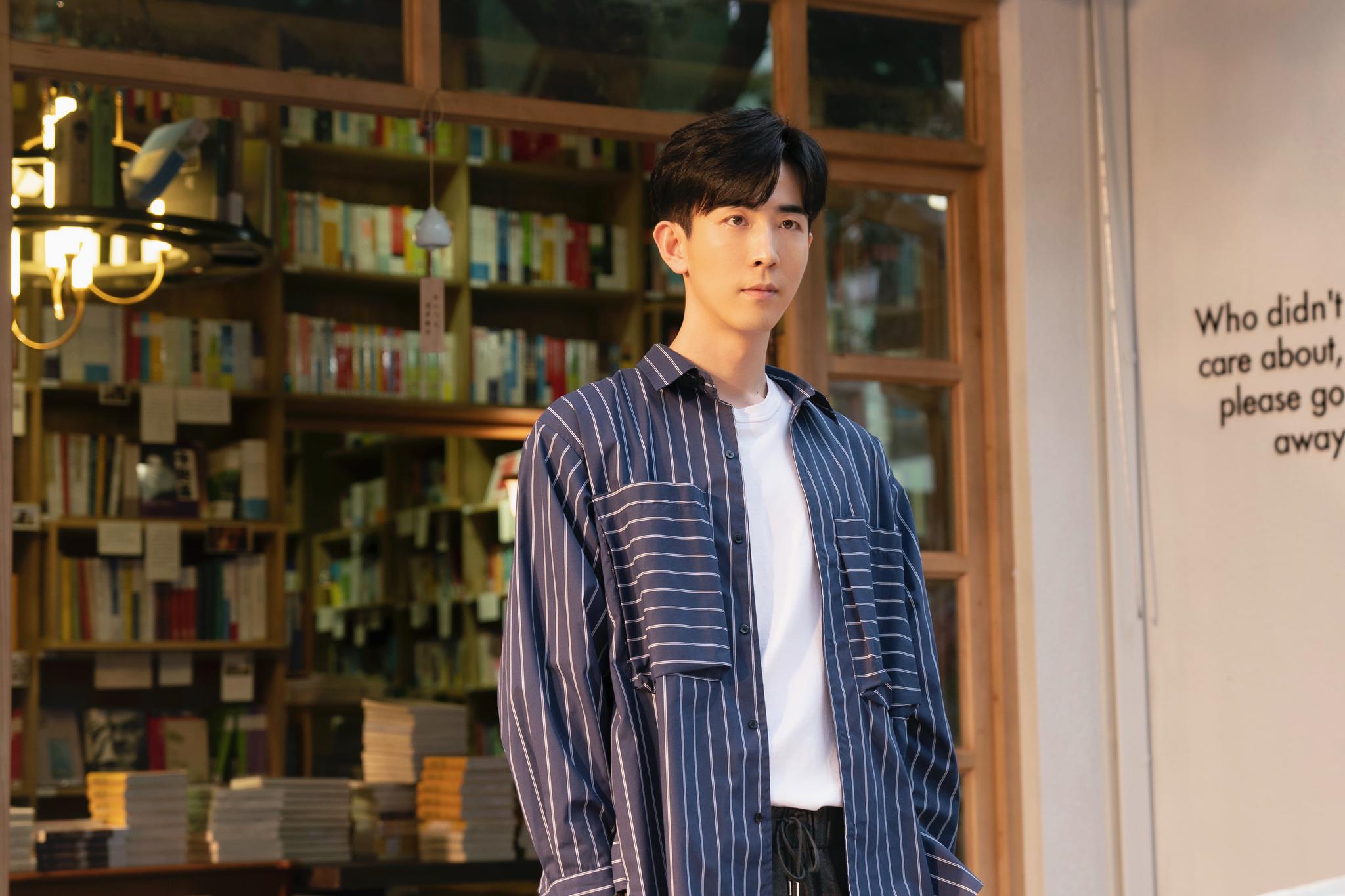 据悉,温让与周程程(黄一琳 饰)剧中感情波澜起伏,同丛容(邢菲 饰)也有