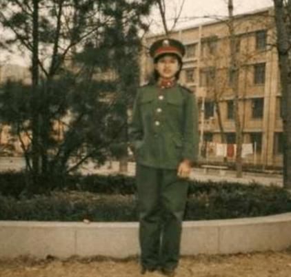 韩红自称年轻时是校花,本以为是开玩笑,看到18岁军装照被惊艳到