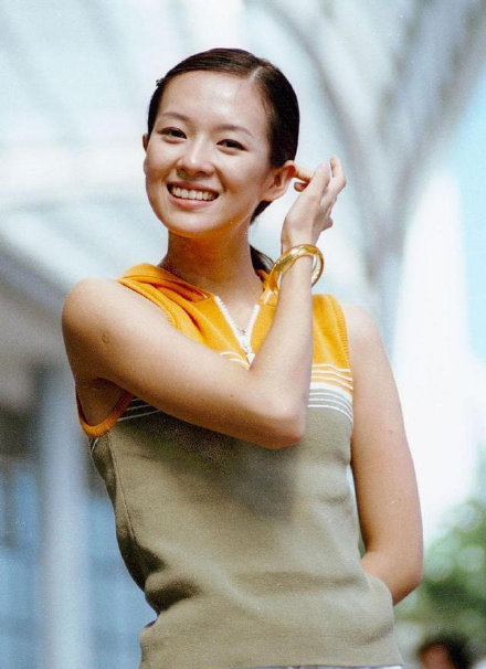 章子怡大学时旧照,眼神灵动清纯可人少女感十足