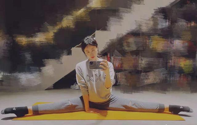 黄磊真是好福气43岁孙莉穿运动裤秀一字马身材性感素颜也超美