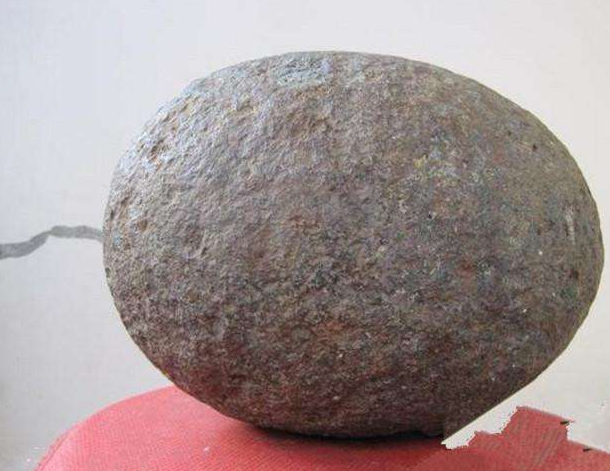 男子海边捡到蛋形石头全部敲开后发现是宝贝却后悔了