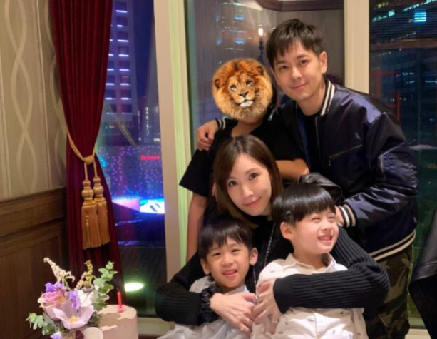 陈若仪展示林志颖赠送的礼物,一块手表30万,买奢侈品会报备休闲区蓝鸢梦想 - Www.slyday.coM 陈若仪展示林志颖赠送的礼物,一块手表30万,买奢侈品会报备休闲区蓝鸢梦想 - Www.slyday.coM