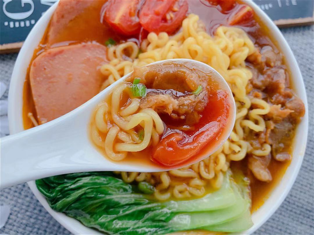 番茄肥牛火锅面 食材: 金针菇,青菜,泡面,肥牛,午餐肉