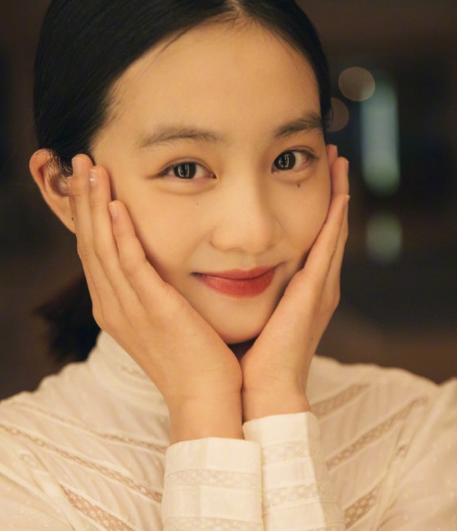 黄磊大女儿写真曝光,角度清奇秀长腿,14岁被网友指责太早熟