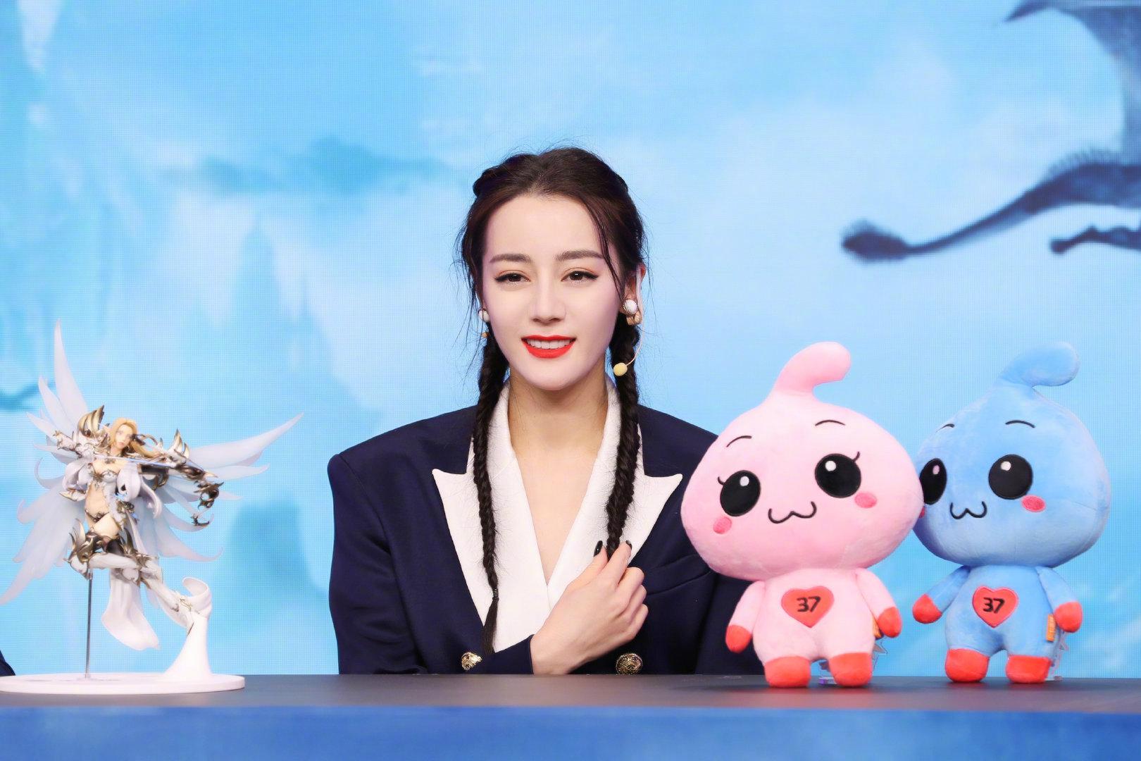 迪丽热巴今晚直播时害羞的表情也太可爱了吧