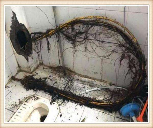 女子买二手房闻到厕所传来恶臭, 将其撬开后, 顿时愣住了