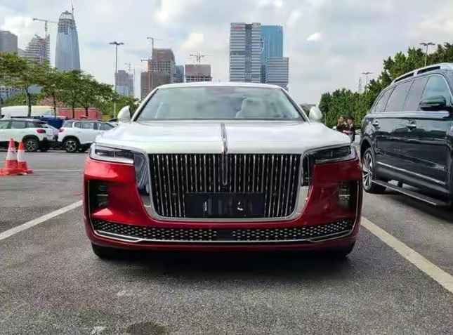 红旗h9 街头实拍,经典红白双拼,这气场更强大