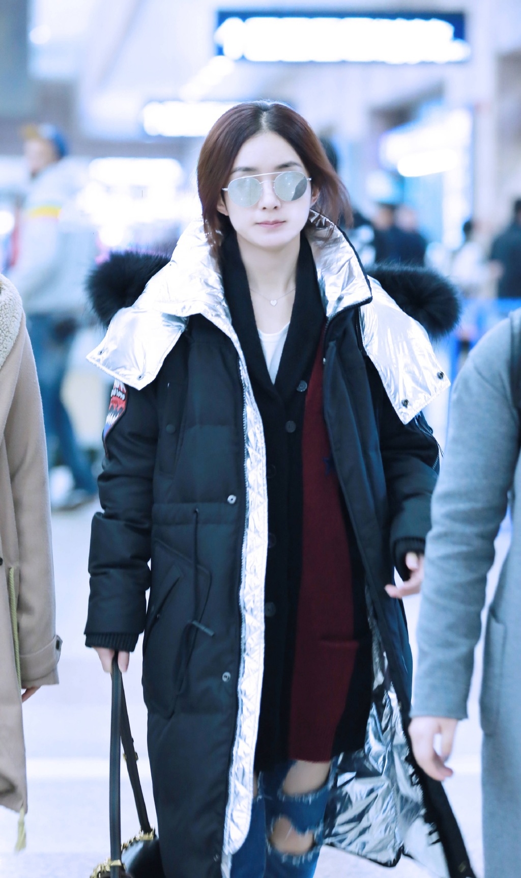 赵丽颖穿羽绒服不忘赶时髦配的牛仔裤挖了仨洞太抢镜