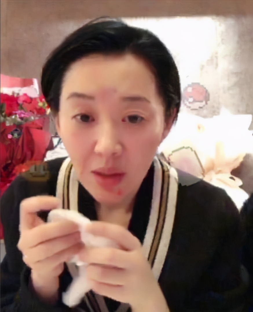 许晴明明快是个老太太了,硬要装小姑娘,51岁素颜难掩苍老